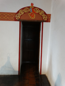 Korfboog met wapen van Holland, helm, helmkleed en helmteken (gaande leeuw)