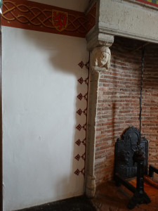 een bies links en rechts van de haard